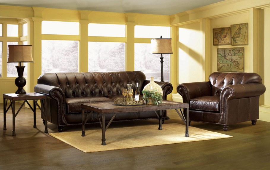 Коричневое кресло в интерьере гостиной