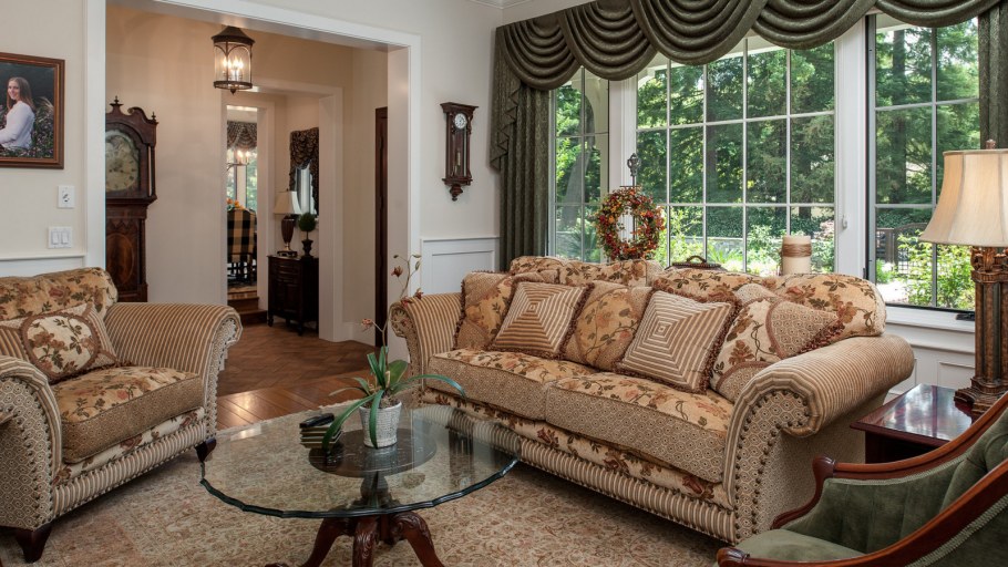 Диван коричневого цвета в интерьере