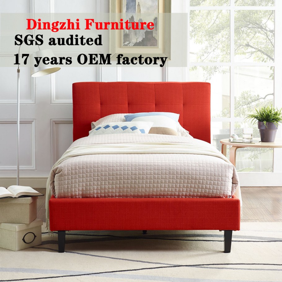 Кровать с красным изголовьем