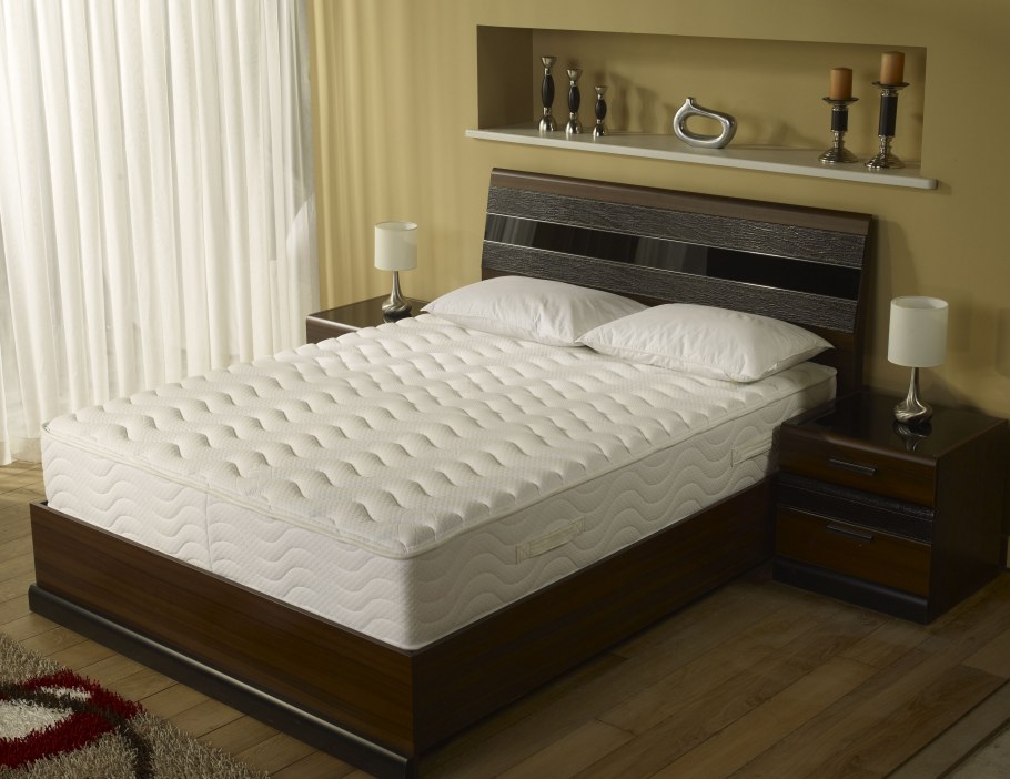 Кровать с матрасом сверху