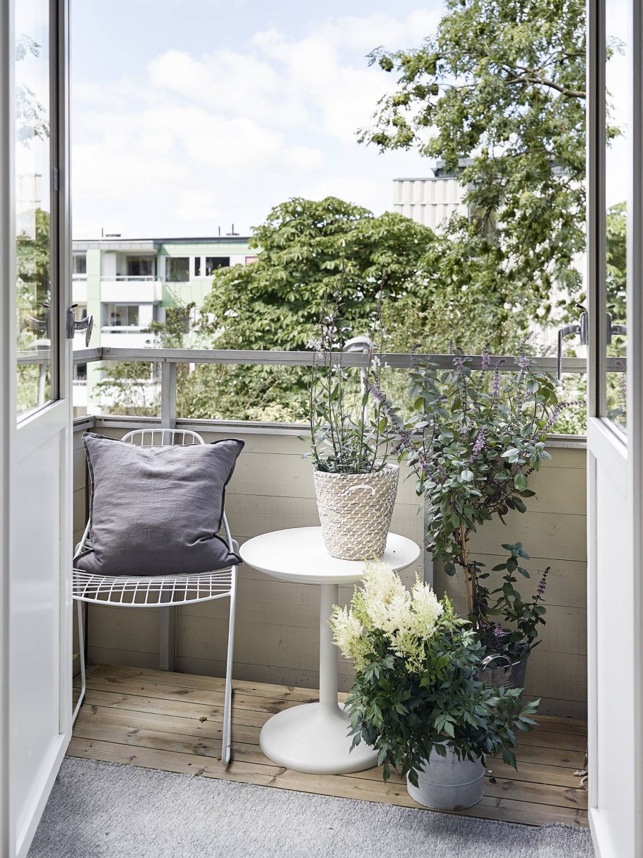 Маленький открытый балкон