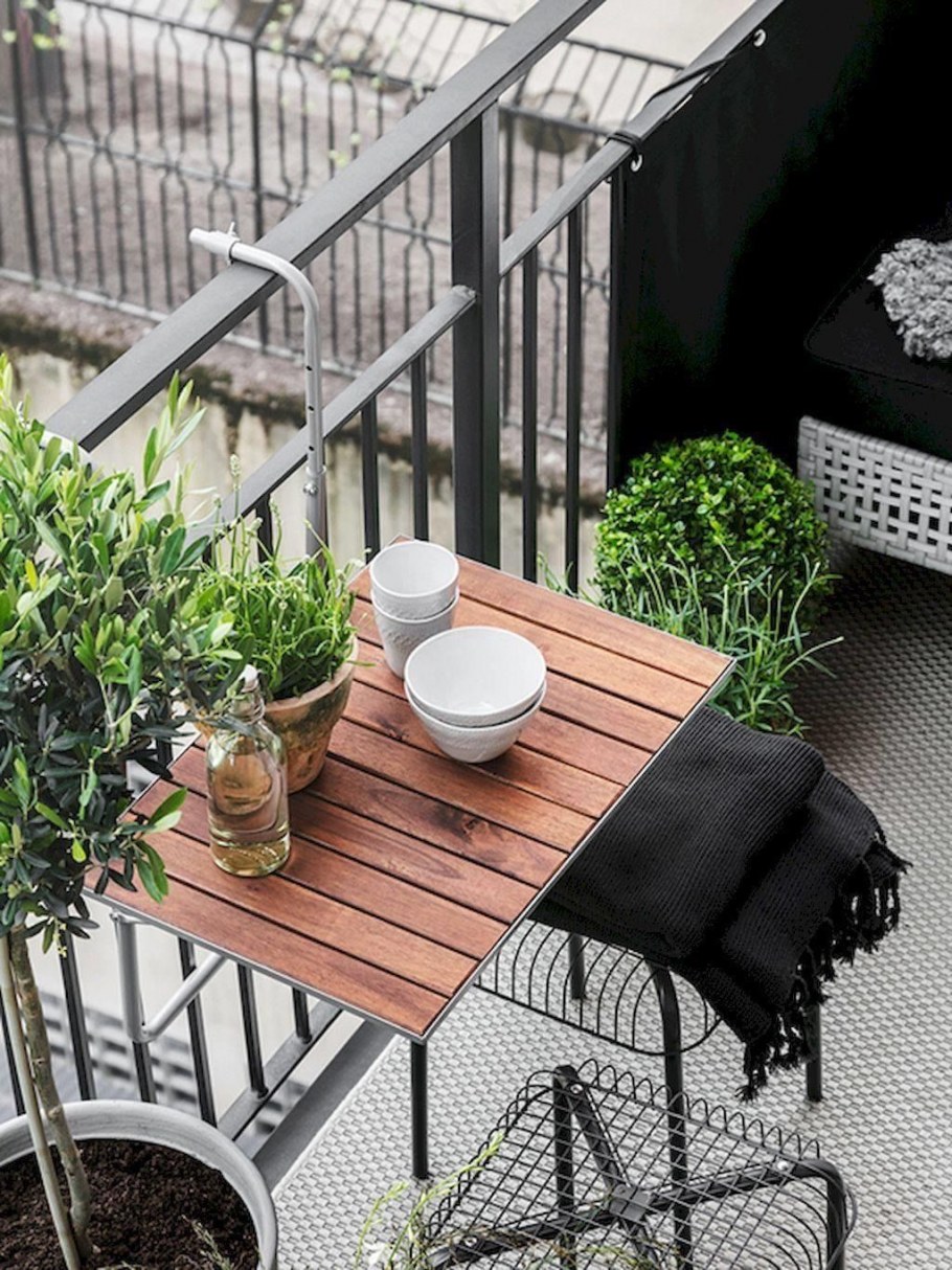 Маленький открытый балкон