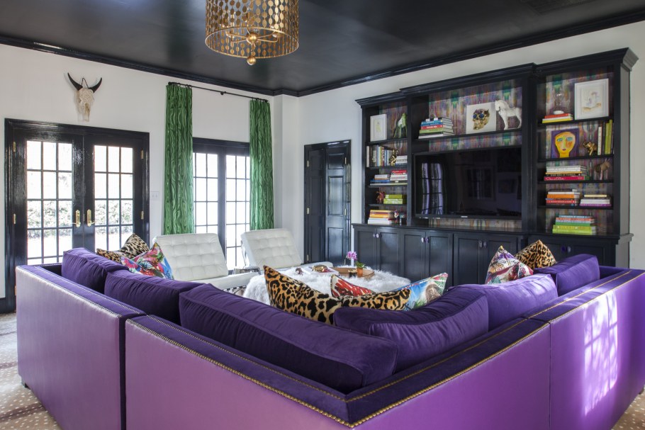 Комната с фиолетовым диваном