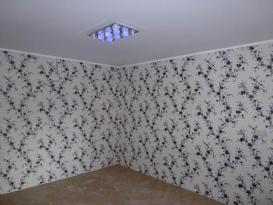 Потолок оклеенный обоями