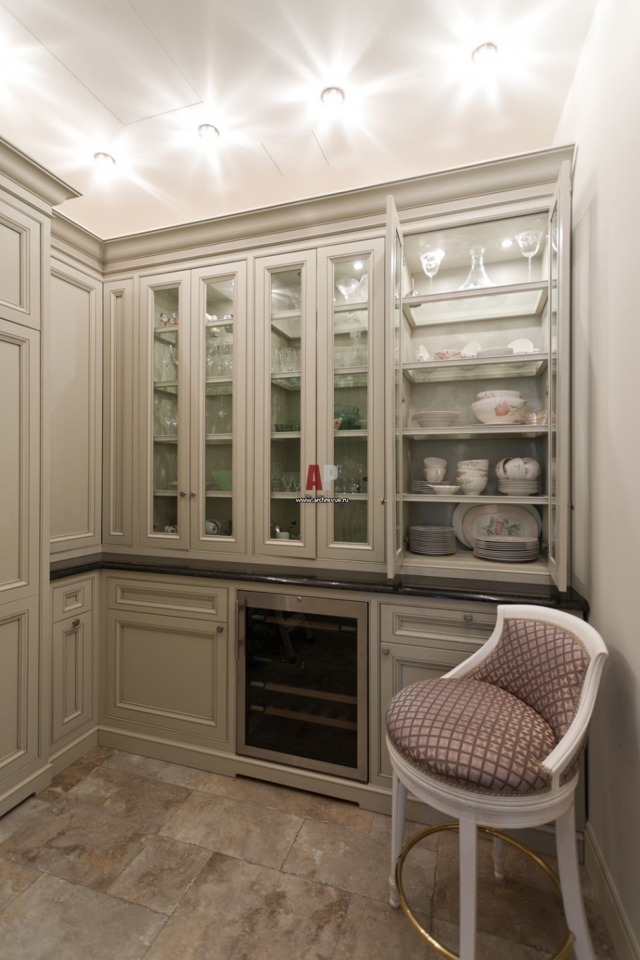 Кухня Неоклассика с витринами