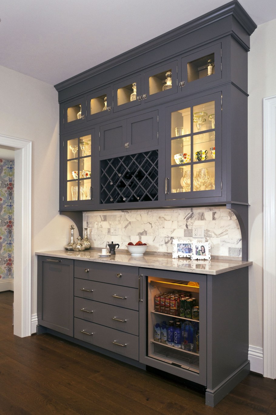 Белый кухонный сервант