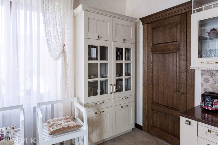 Посудный шкаф для гостиной в современном стиле