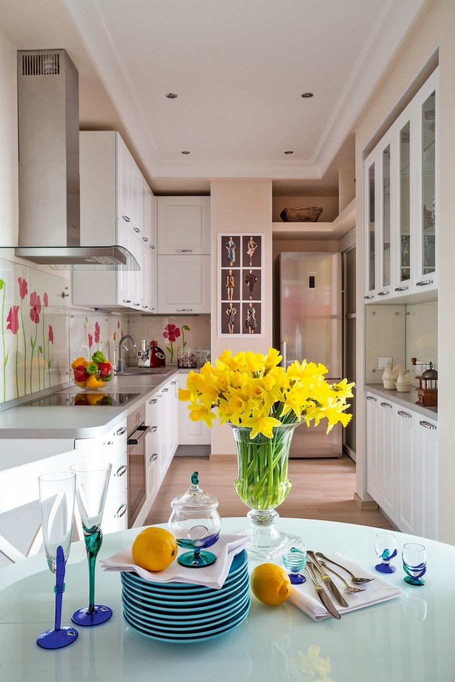 Красивая яркая кухня