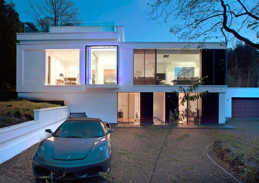 Дом с плоской крышей и бассейном на крыше