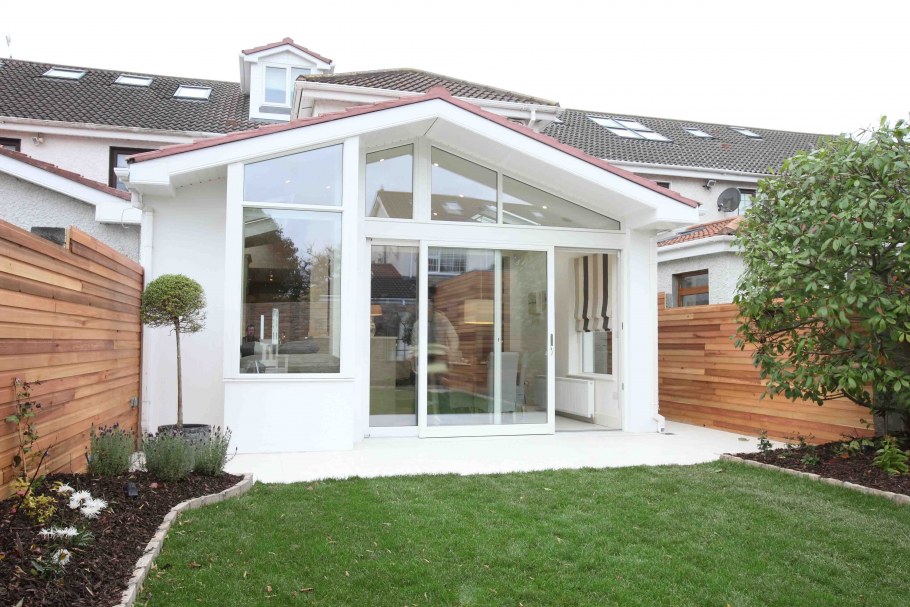 Веранда из кирпича и стекла