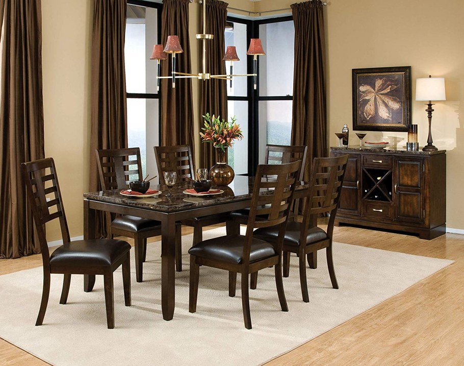 Большой коричневый стол в гостиную