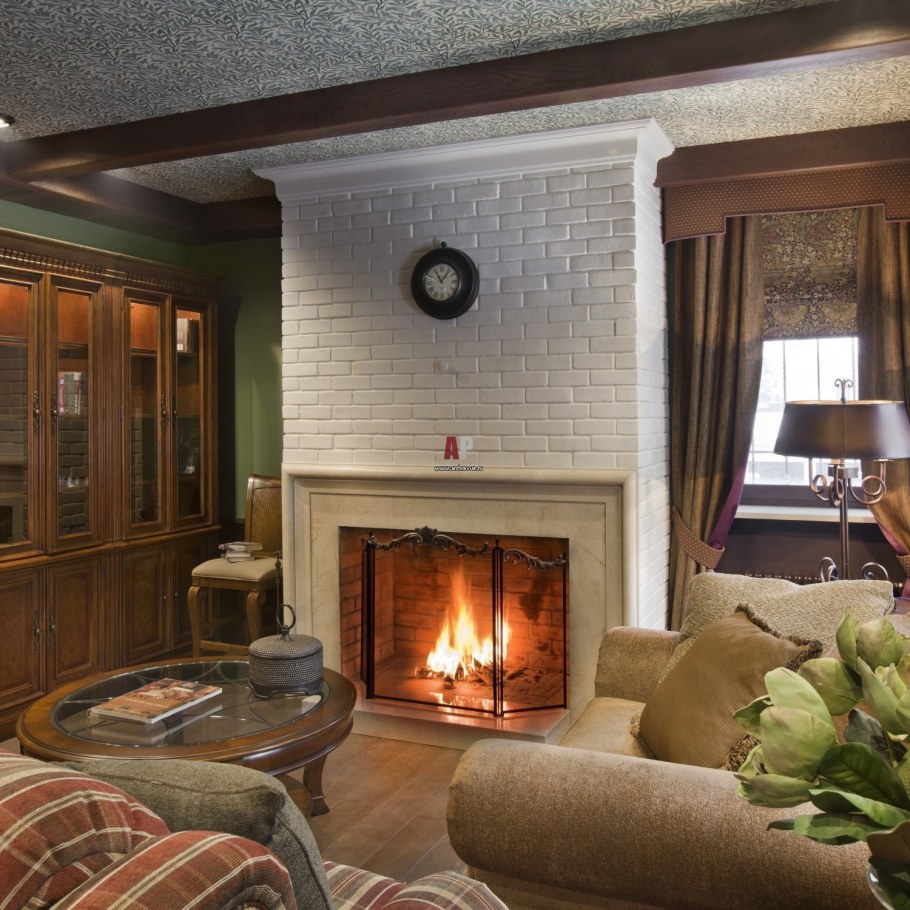 Гостиная на даче с камином