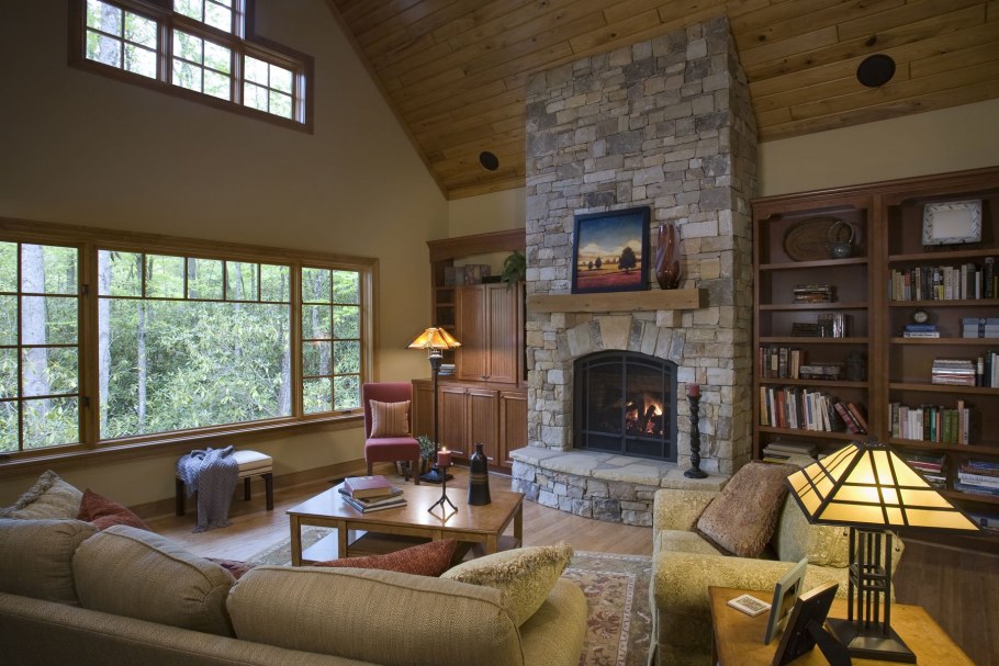 Гостиная на даче с камином