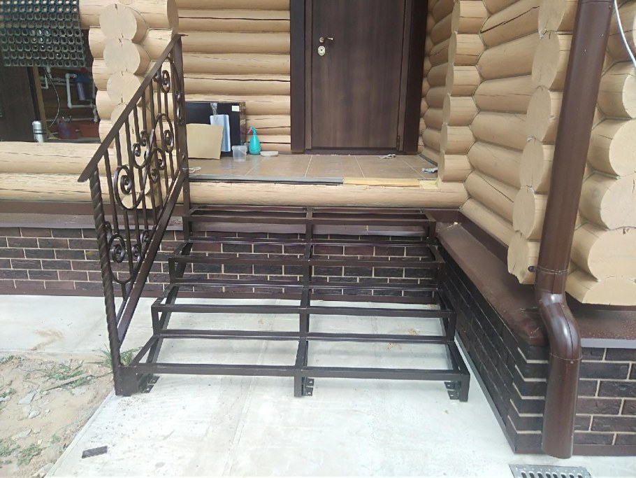 Крыльцо металлическое для деревянного дома