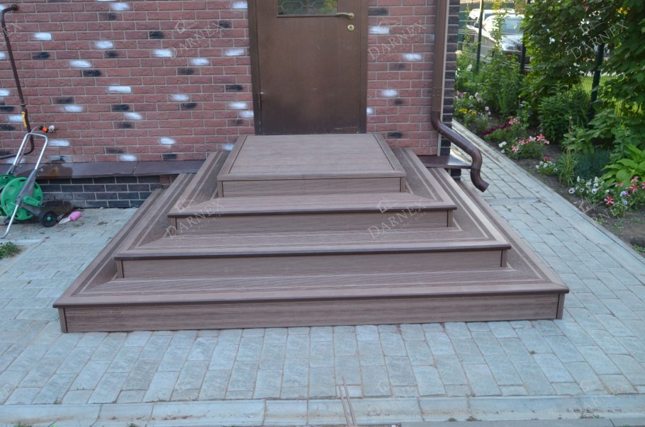 Крыльцо из террасной доски на металлокаркасе