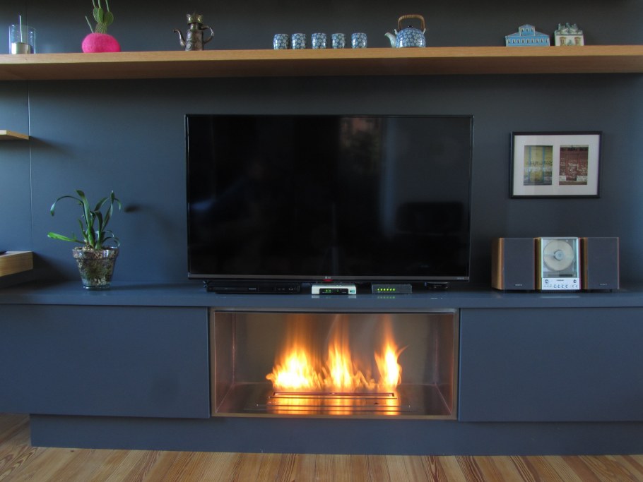 Гостиная в минимализме с биокамином