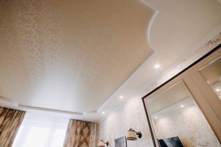 Матовый фактурный натяжной потолок