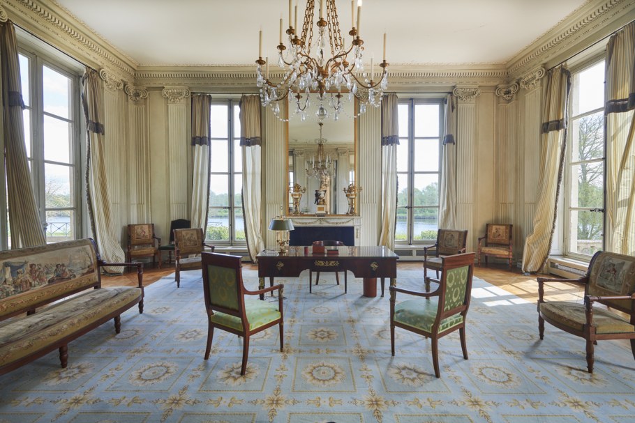 Замок 19 века под Парижем Chateau Bouff