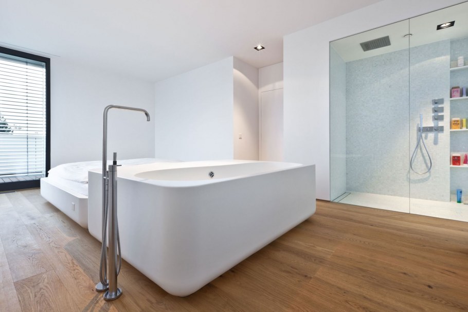 Ванна с деревянным полом