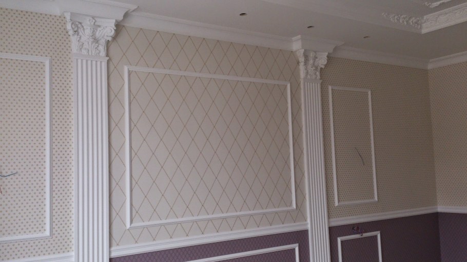 Рамка на стене из плинтуса