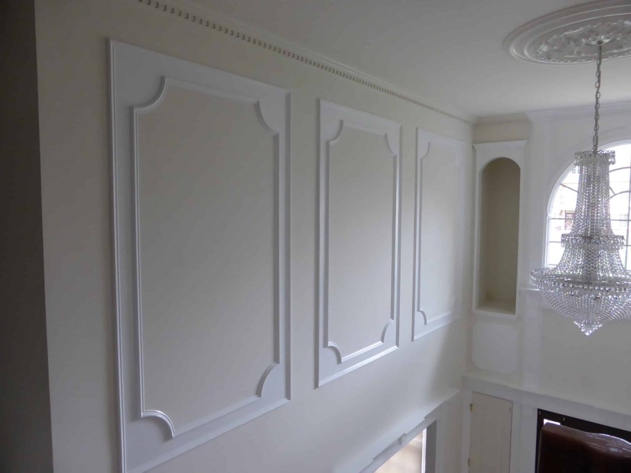 Крашеные стены с молдингами