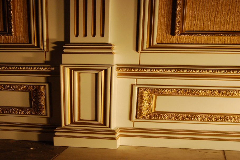 Стены с рамками из молдингов