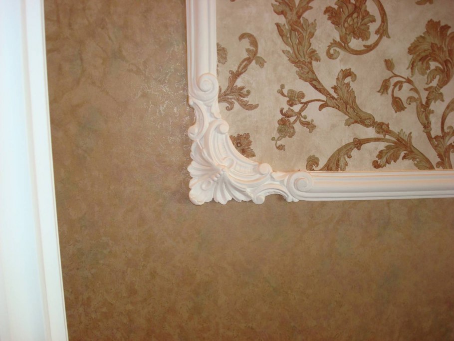 Молдинги на стенах в интерьере гостиной