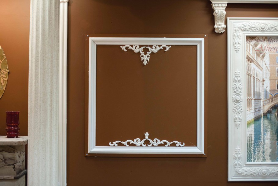 Украшение стен рамками