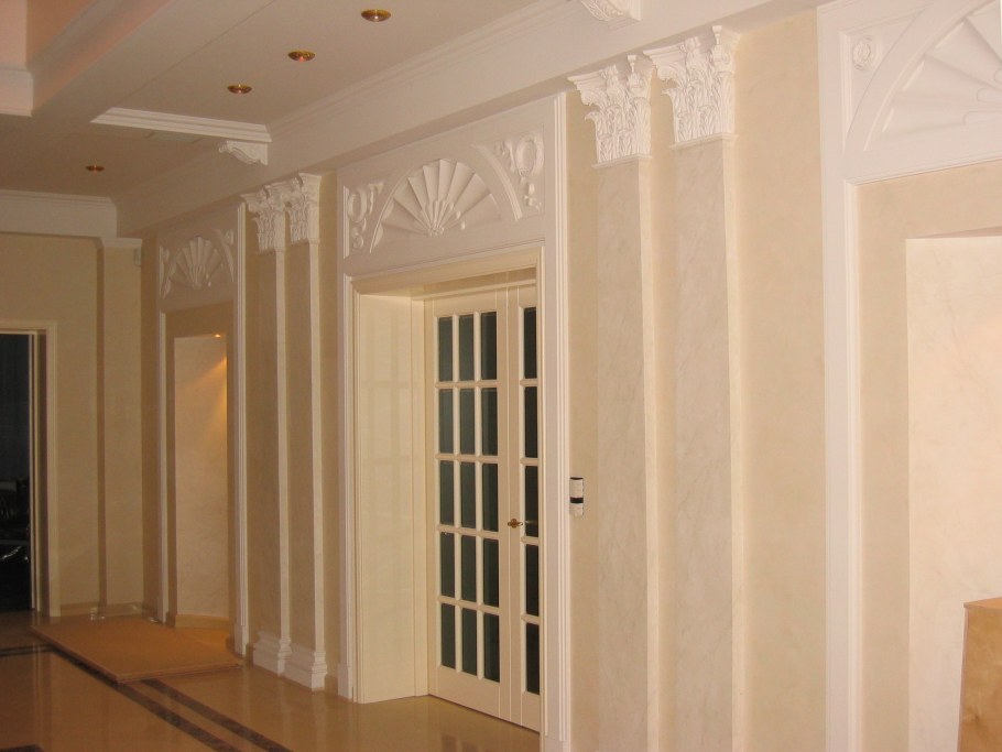 Стены с рамками из молдингов
