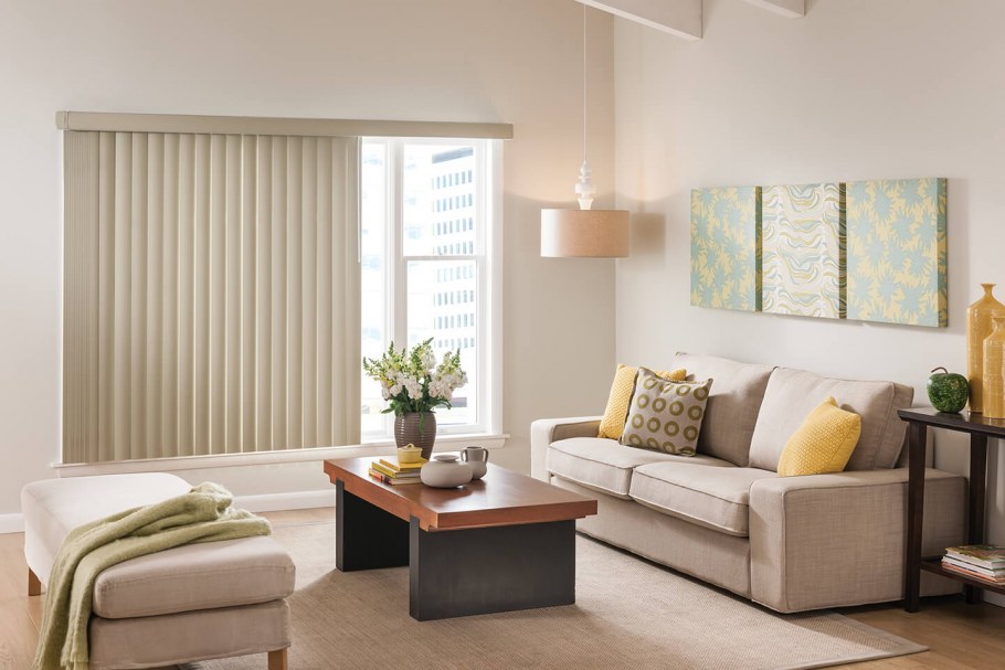 Жалюзи вертикальные над кроватью