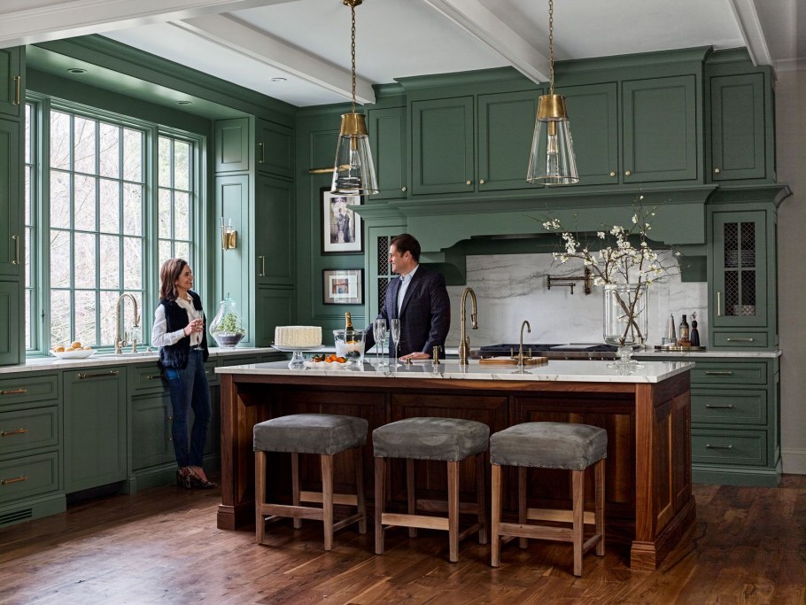Кухня в английском стиле зеленая
