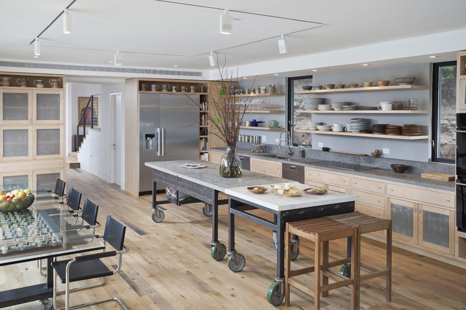 Кухни с островом и буфетом