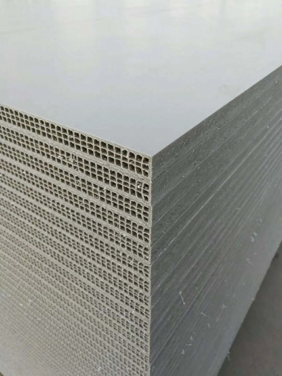 Стена из листов бумаги