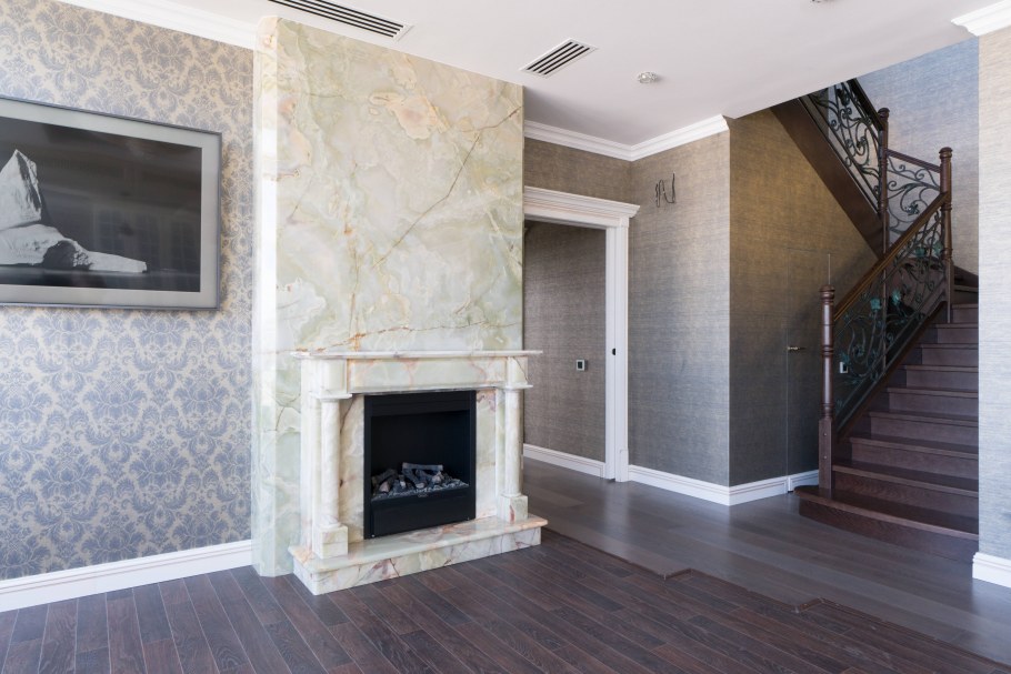 Гибкий мрамор в интерьере гостиной