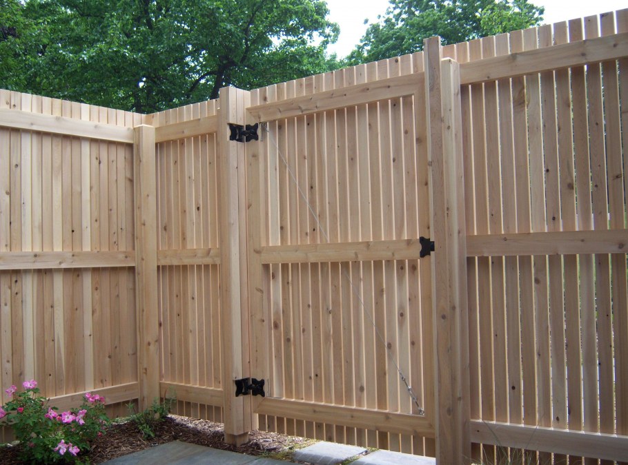 Забор из штакетника деревянного