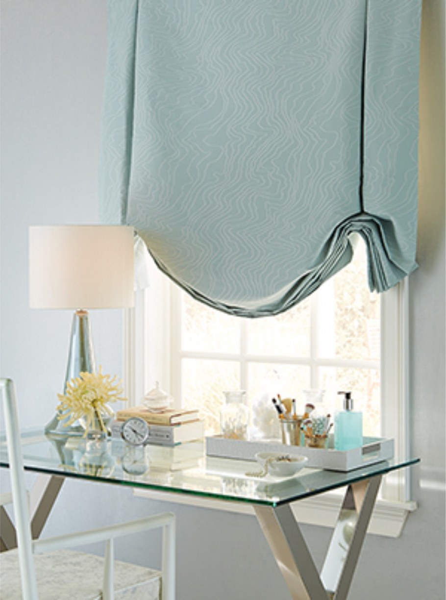 Римские шторы с занавесками в столовой зоне