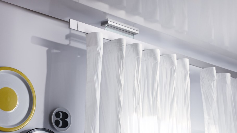 Профильный карниз для штор в интерьере