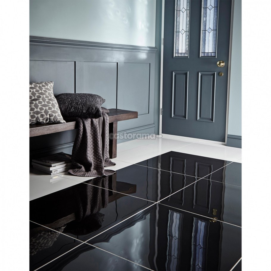 Черный кафель на полу