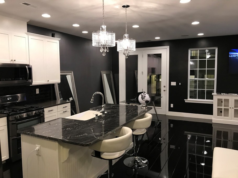 Черный глянцевый ламинат