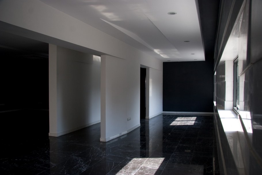 Пол черный глянец