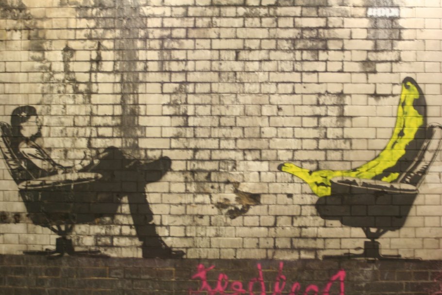 Рисунок на кирпичной стене в интерьере