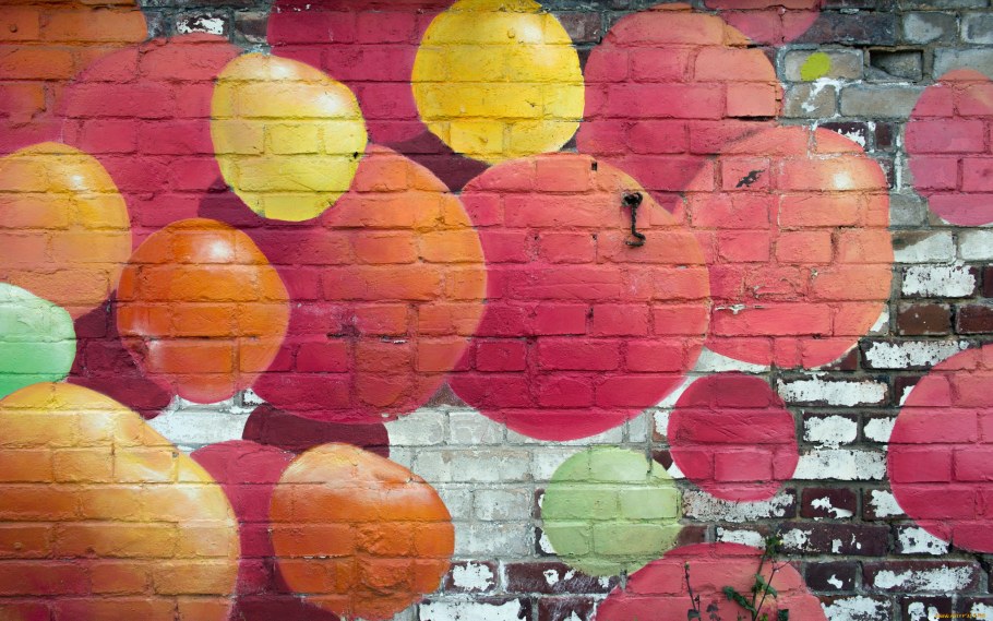 Кирпичная стена на улице