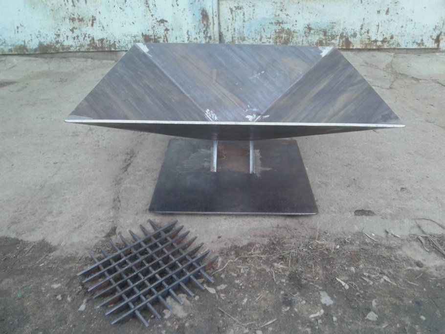 Кострище из листов железа