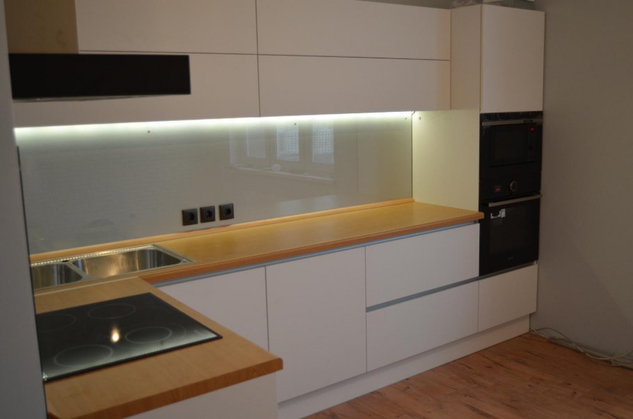 Кухня с витриной на столешнице