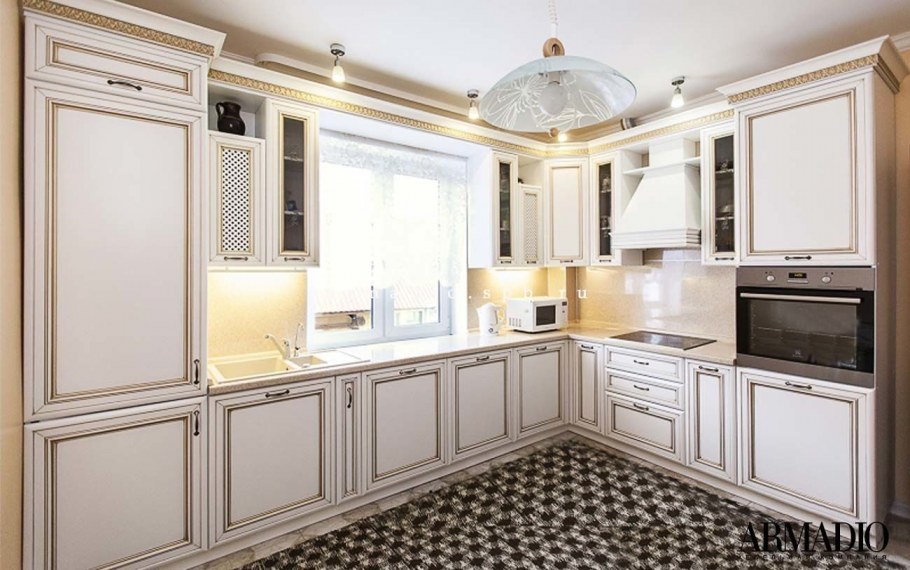 Кухня с золотыми ручками