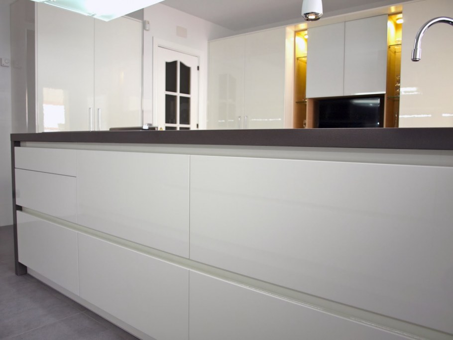 Белая кухня с ручкой gola