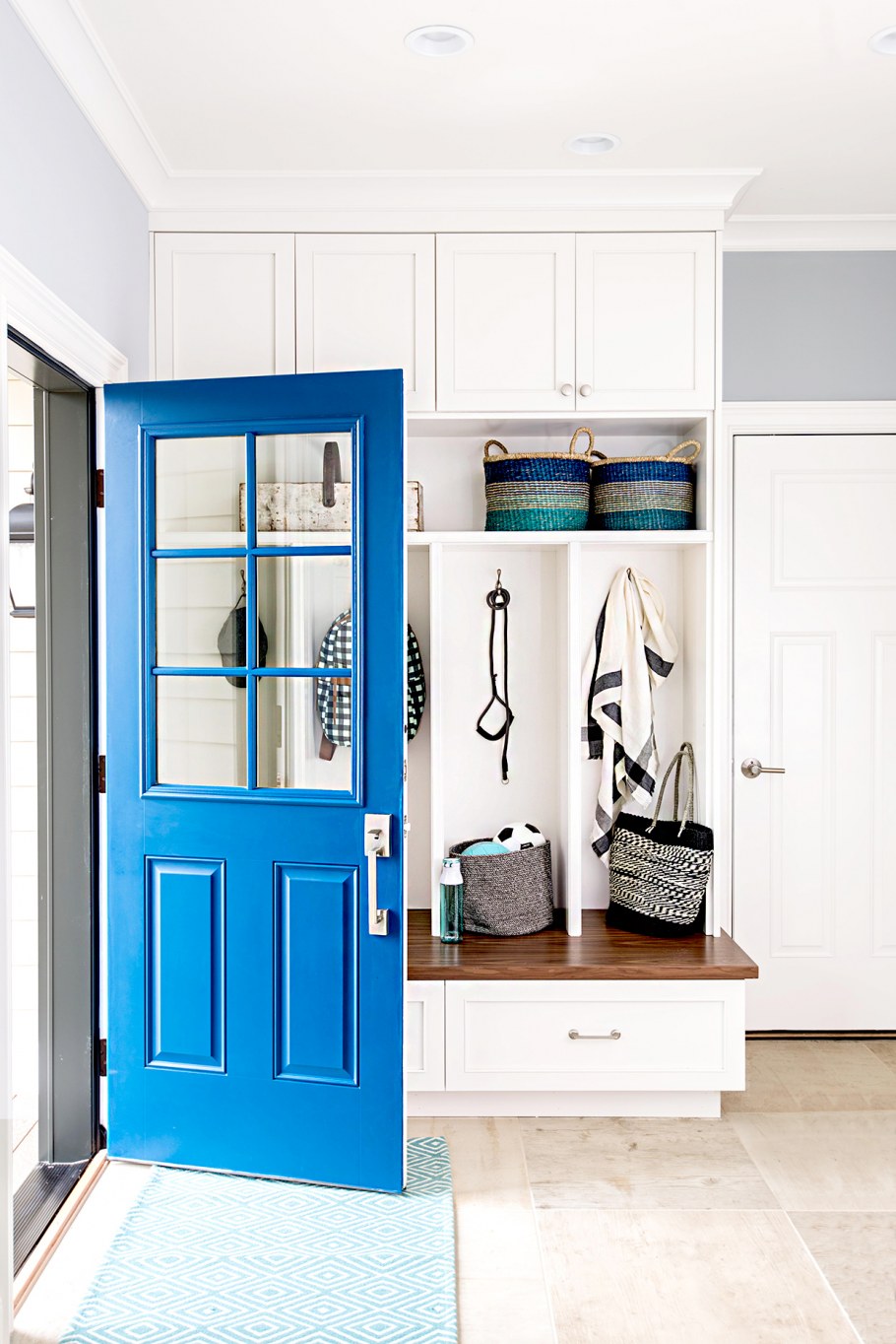 Синяя дверь в прихожей