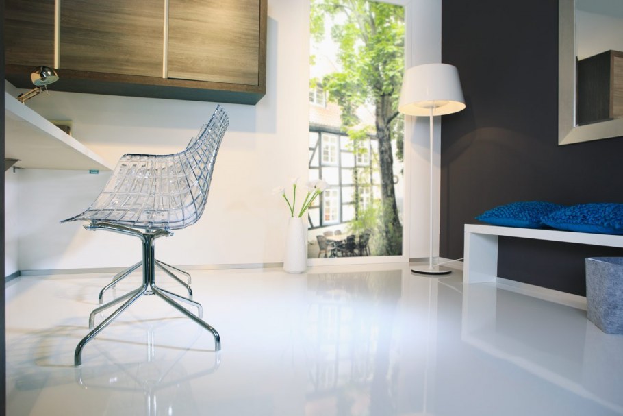 Наливной пол в квартире с цветами