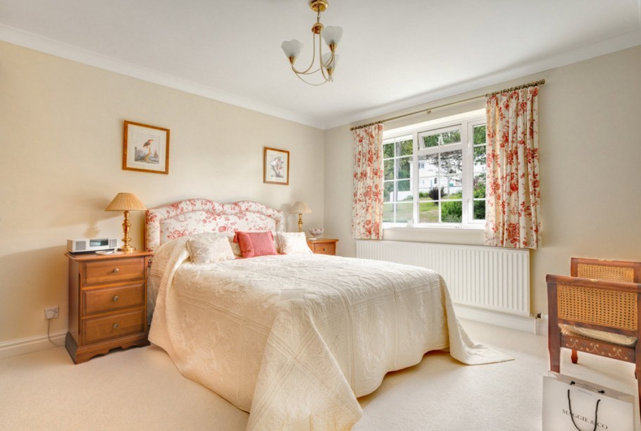 Короткие шторы в спальню