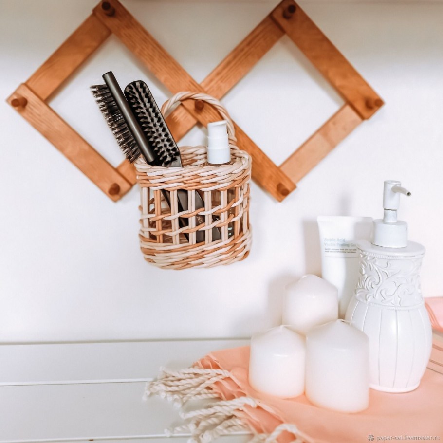 Плетеные корзины в интерьере гостиной